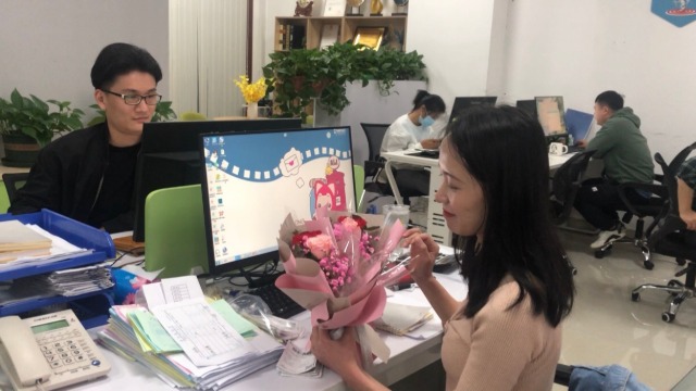 鮮花送佳人，蛋糕暖人心 ——91视频色版APP2022年慶祝“三八”婦女節活動